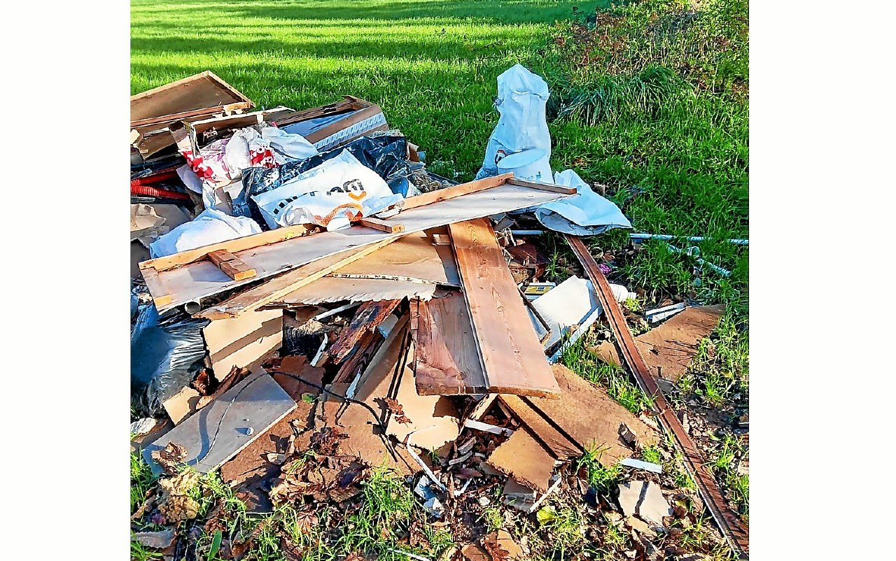 « Un cadeau de Noël avant l’heure », à Pluguffan, cet agriculteur découvre un dépôt sauvage de déchets sur son champ
