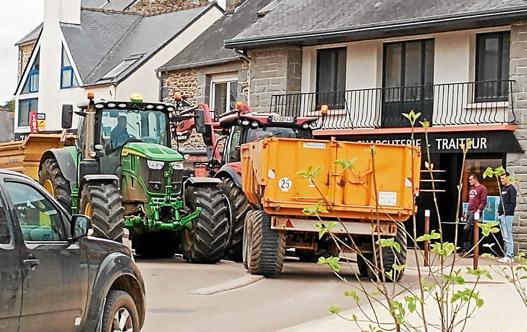 À Plourhan, après la cérémonie du 8 mai, des agriculteurs ont bloqué le bourg pour protester contre son aménagement