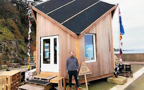 Ce Malouin parviendra-t-il à faire flotter cette maison dans le port de Saint-Malo ?