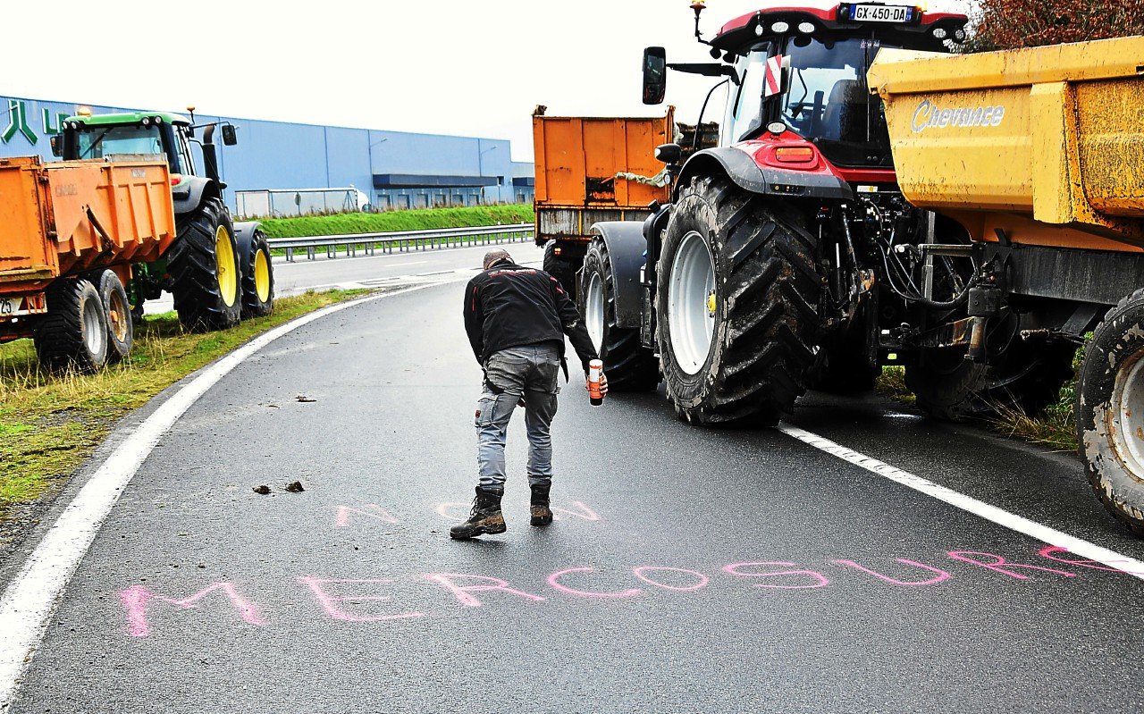 La RN165 bloquée par les agriculteurs entre Quimperlé et Quimper ce mercredi matin