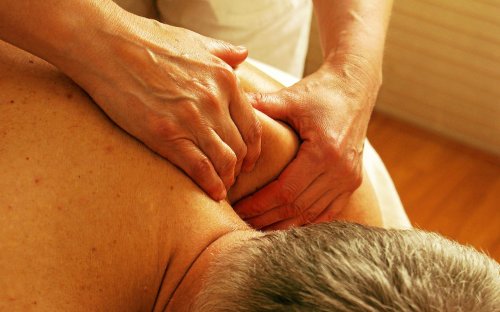 Il s’énerve pour obtenir « une finition » dans un salon de massage : la masseuse se défend en sortant un couteau