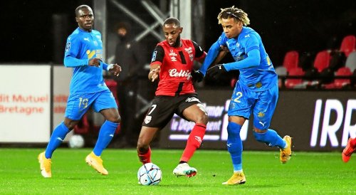 En Avant Guingamp. Le milieu Iron Gomis (Amiens) tout proche