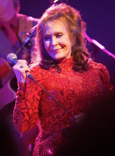 Chi era Loretta Lynn: la stella di Nashville che ha fatto la storia della musica country