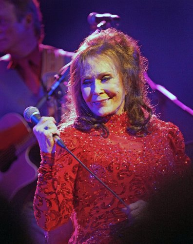 Chi era Loretta Lynn: la stella di Nashville che ha fatto la storia della musica country