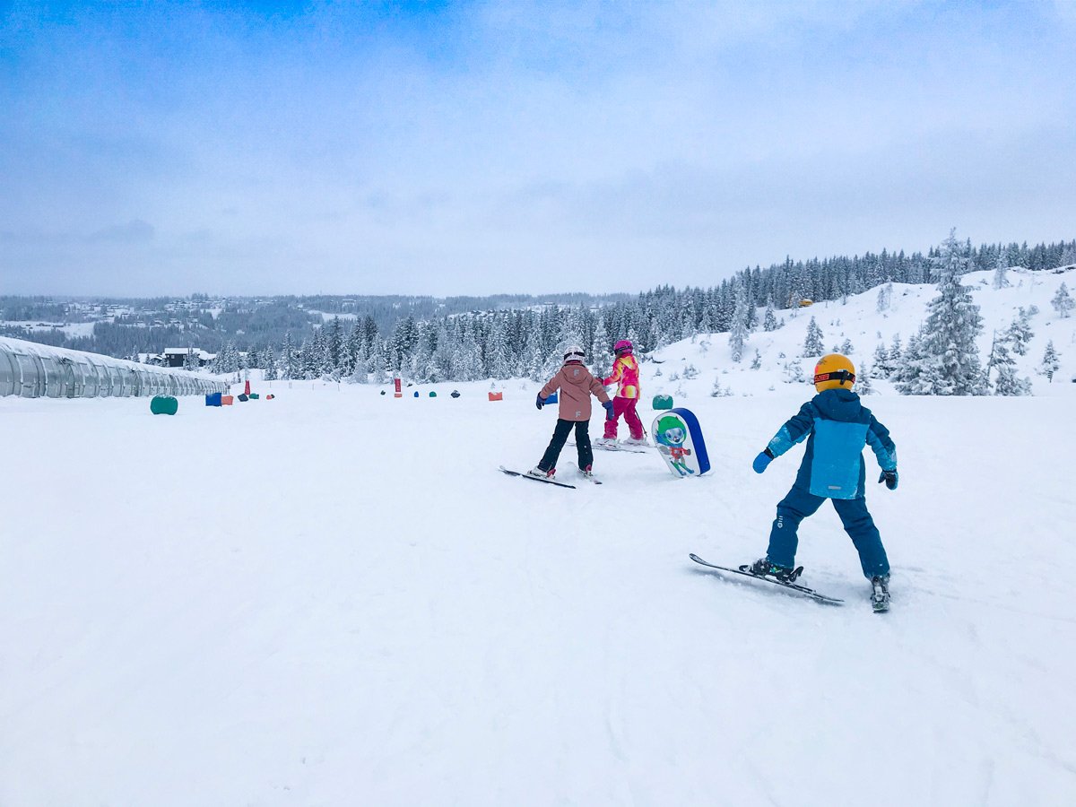 Die 7 besten Tipps für einen günstigen Skiurlaub mit Kindern