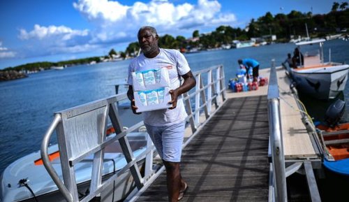 Pour contourner les barrages en Guadeloupe, les médicaments arrivent en bateau
