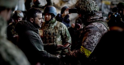 Guerre en Ukraine : le président Zelensky visite le front près de Bakhmout