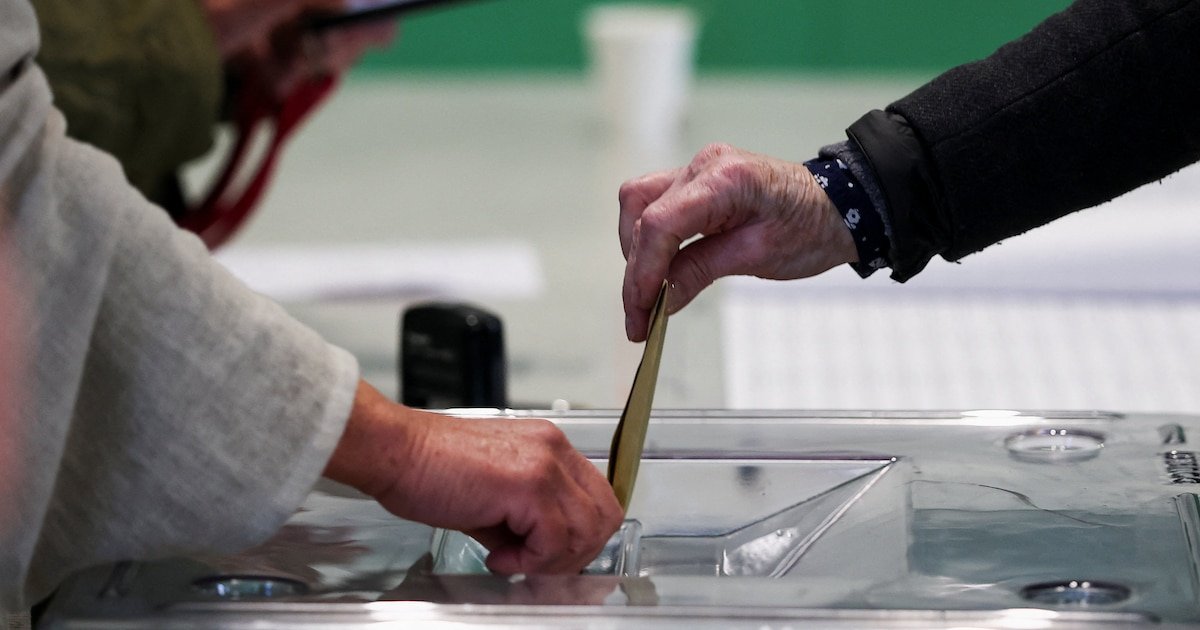 The Mayor's Dilemma: Navigating a High-Tech World with Low-Tech Tools