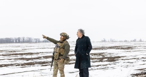 Bernard-Henri Lévy : "Poutine, comme Daech, transforme les jeunes Ukrainiens déportés en enfants-soldats"