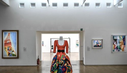 Les tenues de Saint Laurent s'incrustent dans les collections de six musées à Paris