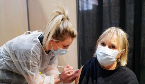 Vaccins : pourquoi la France s'est convertie à l'espacement de 42 jours entre deux doses