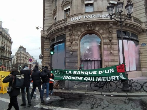 Paris : la BNP Paribas repeinte en noir pour dénoncer le méga projet de pipeline de Total en Afrique