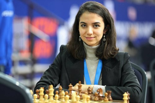 Après avoir joué sans voile, la championne d’échecs iranienne Sara Khademalsharieh s’est réfugiée en Espagne