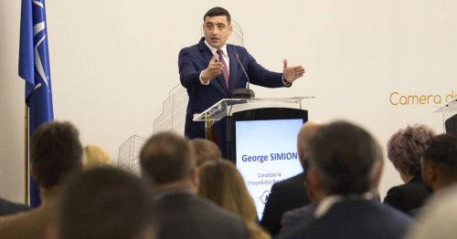 Le candidat roumain d’extrême droite George Simion au côté de Marion Maréchal à Paris