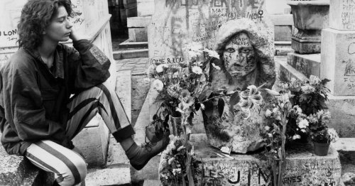 Le buste de Jim Morrison volé au Père-Lachaise retrouvé par hasard, en compagnie d’un tableau d’Andy Warhol