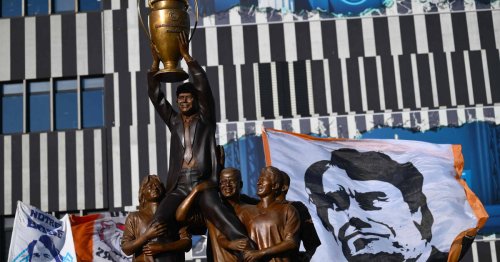 «La ressemblance est approximative, mais bon…» : à Marseille, le bronze de Bernard Tapie investit le parvis du Vélodrome