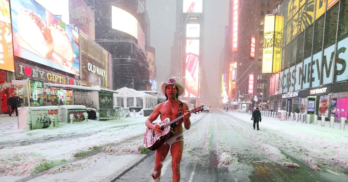 EN IMAGES – New York sous un blizzard dantesque