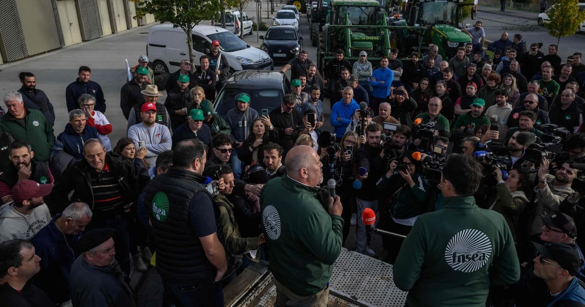 Accord UE-Mercosur : à Toulouse, des agriculteurs sortent les tracteurs et arrachent un engagement à Emmanuel Macron