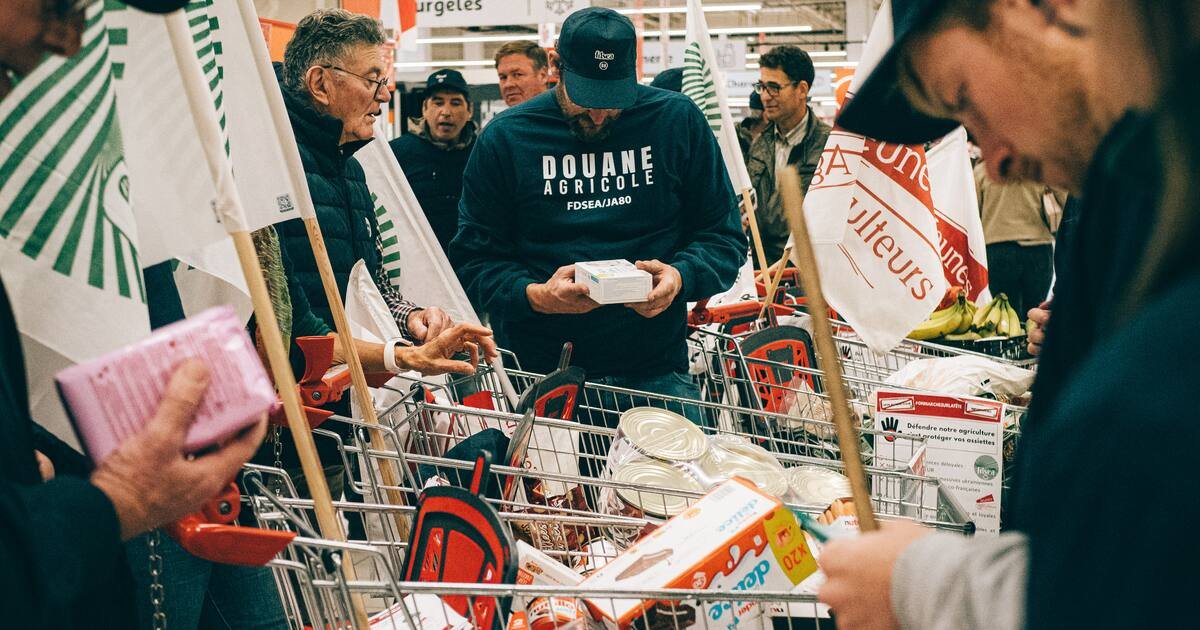 «Aujourd’hui, c’est nous qui contrôlons» : à Amiens, les agriculteurs investissent un Auchan pour dénoncer l’accord UE-Mercosur