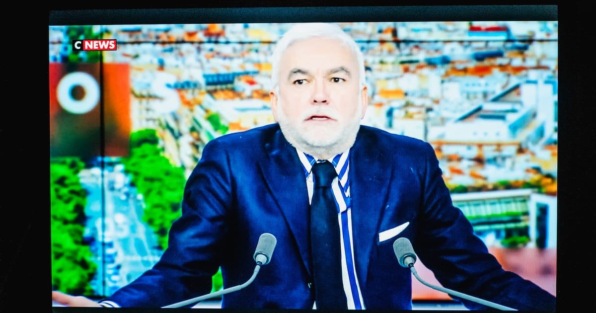 Dans quel contexte Pascal Praud a-t-il déclaré qu’il n’est «pas facile pour les policiers» d’intervenir face aux agriculteurs car «ils sont blancs» ?