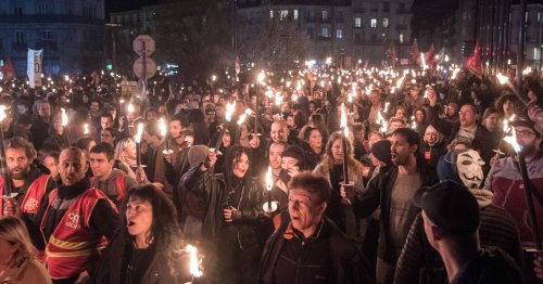 «On ira jusqu’au retrait»: à Grenoble, une marche aux flambeaux massive contre la réforme des retraites