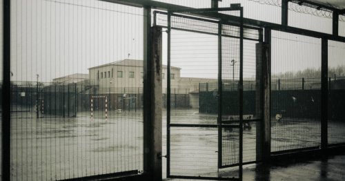 Les étrangers en situation irrégulière ont été moins nombreux dans les centres de rétention en 2024, mais ils y sont restés plus longtemps