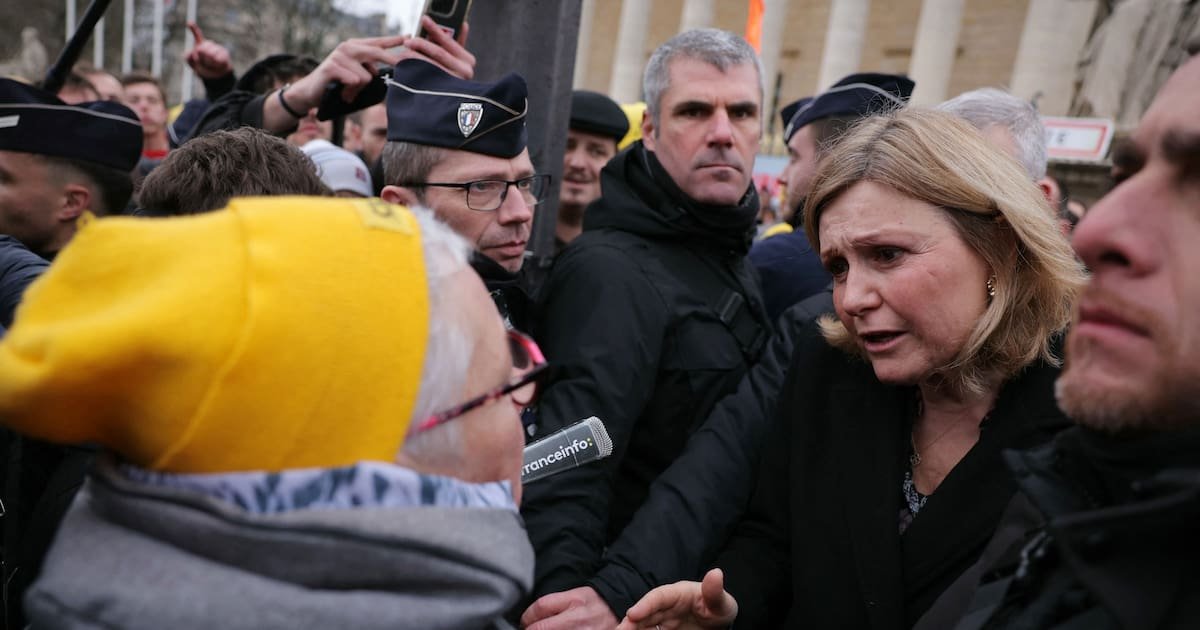 Colère des agricultures : devant l’Assemblée nationale, Yaël Braun-Pivet huée et ciblée au visage par un projectile
