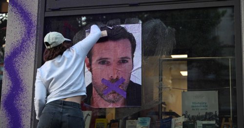 Affaire Bedos : des féministes tapissent la façade de son éditeur