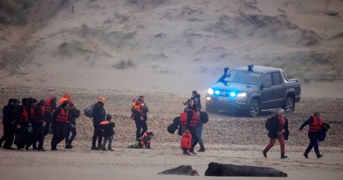 Ces policiers français ont-ils laissé des migrants traverser la Manche en bateau ?