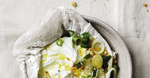 La recette du jour : un labné aux oignons nouveaux et cacahuètes grillées