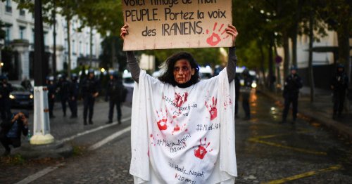 La police française a-t-elle frappé jusqu’au sang une manifestante devant l’ambassade d’Iran?