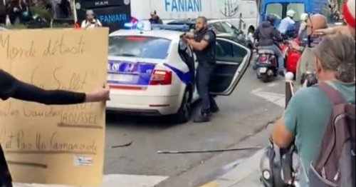 Que sait-on de cette vidéo montrant un policier qui sort son arme lors de manifestation contre les violences policières ?