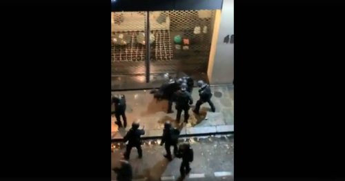 Cette vidéo montrant un homme tabassé par les forces de l'ordre samedi soir à Paris est-elle vraie?