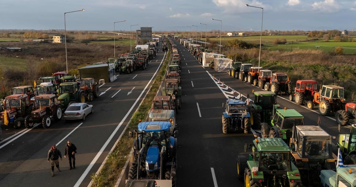 En Grèce, les agriculteurs en colère bloquent les routes avec des milliers de tracteurs