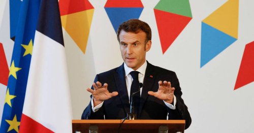 Pénurie de carburants : Emmanuel Macron appelle les automobilistes français au «calme» depuis Prague