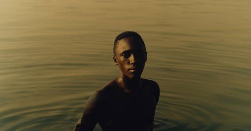 EN IMAGES – Au travail dans un lac pollué d’Ouganda, une fratrie solidaire