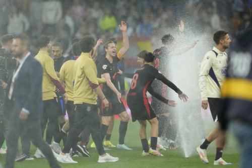 El Barça se lleva el derbi y celebra la Liga entre aspersores