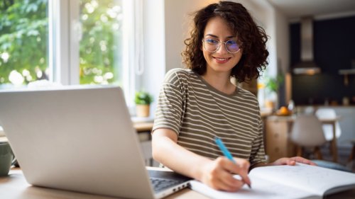 These Free LinkedIn Courses Will Teach You How to Use AI