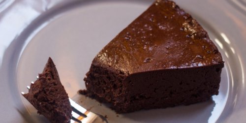 РЕЦЕПТЫ: Шоколадный торт-мусс из 3 ингредиентов - Лайфхакер
