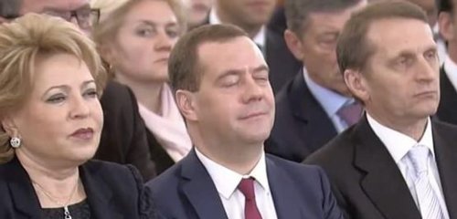 «Всем хорошего настроения»: 15 коубов, доказывающих, что Дмитрия Медведева подменили