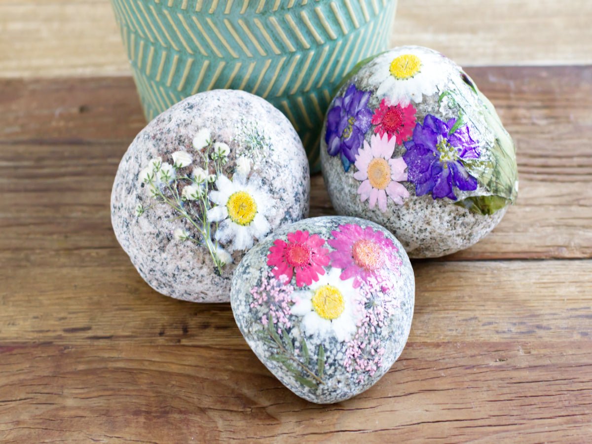 Ostern DIY - Blumensteine mit Kindern zu Ostern basteln