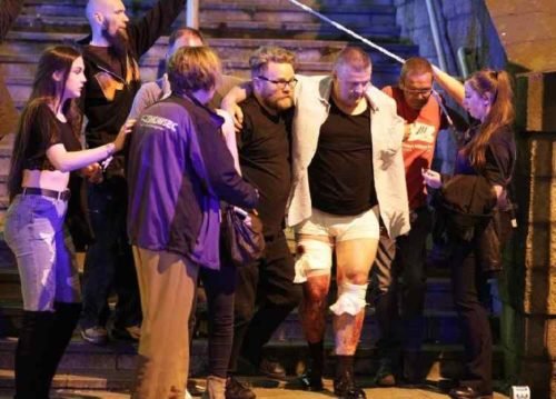 Manchester, attacco terroristico dopo concerto di Ariana Grande: 22 morti, 120 feriti (video)