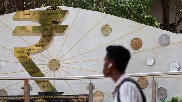 To defend rupee, RBI widens forex lens beyond banks to corporate treasuries