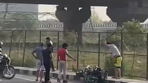 ‘Sorry Bhaiya’ falls on deaf ears as superbiker beaten with baseball bats in Gurugram | Shocking video | Today News