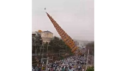 Bengaluru news: One dead as 100-feet chariot falls during festival in Anekal | VIDEO | Today News