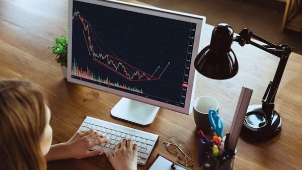 Yen slumps, dollar jumps as US rate cut bets recede