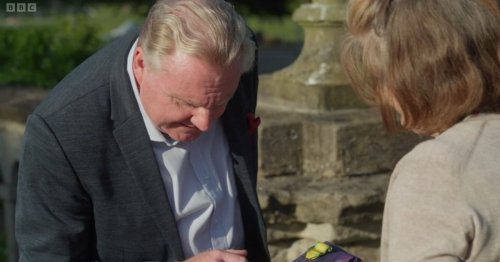 BBC Antiques Roadshow expert in disbelief as nan shares 'iconic' item found in her loft