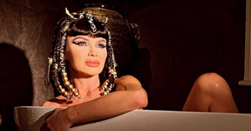 Amanda Holden looks 'incredible' as she strips off for Cleopatra shot