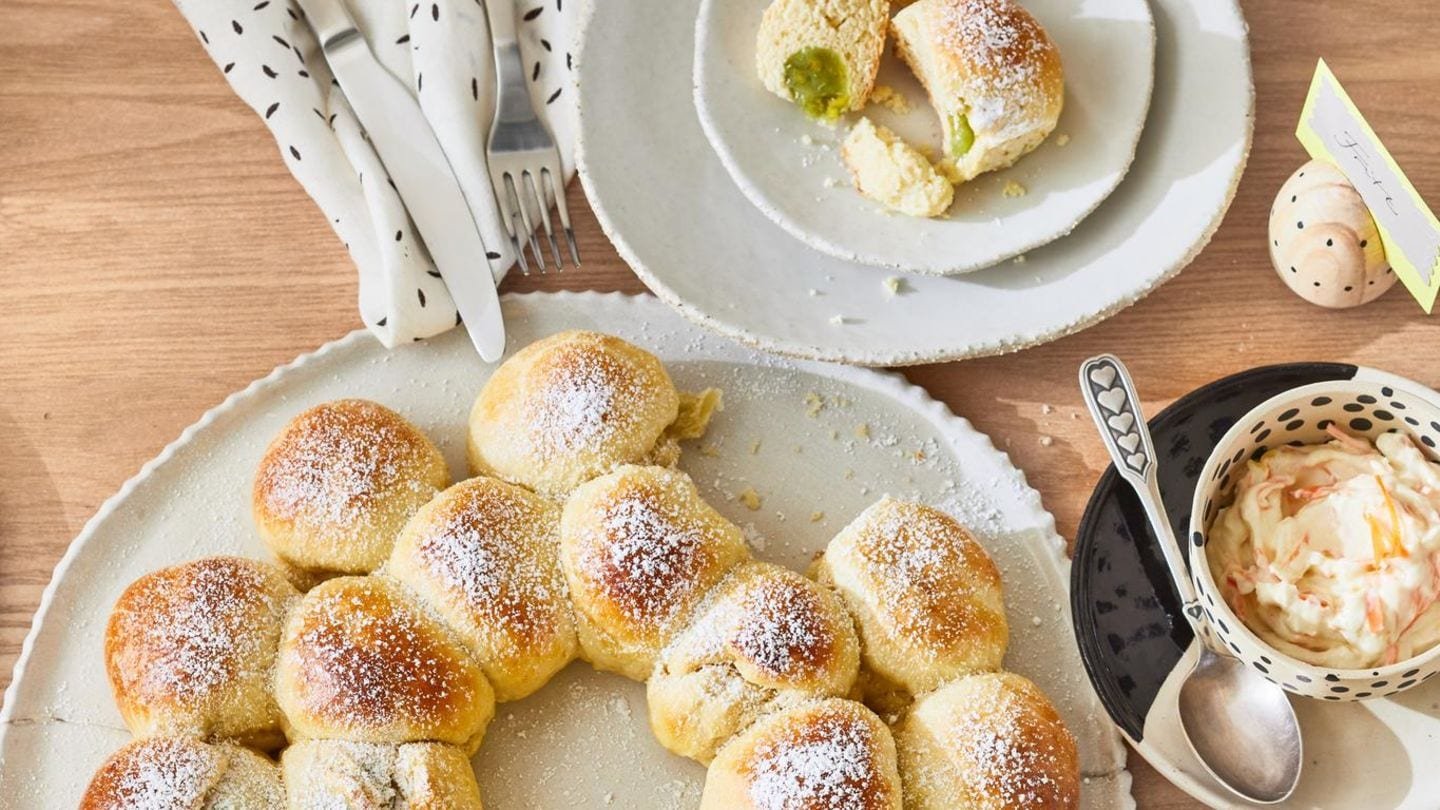 Briochekranz mit Möhrenaufstrich