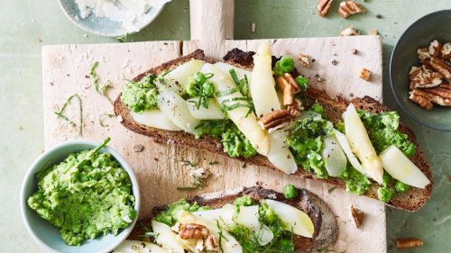 Röstbrot mit Erbsenpesto und Spargel